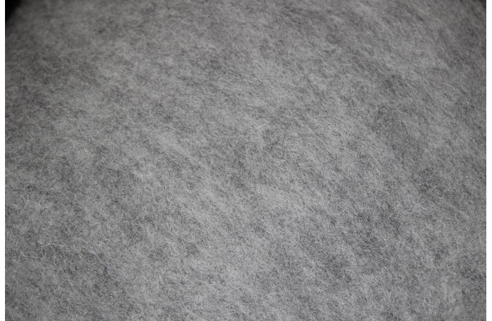 Gaiši pelēkas krāsas kārsta vilna