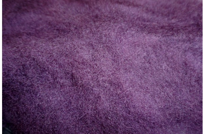 Tumši violeta kārstā vilna