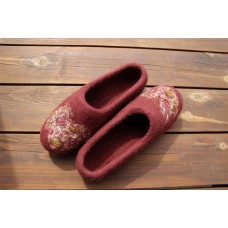 Ar rokām darinātas bordo vilnas čības ar zīdu | Plungės Vilna