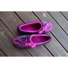 Violetas čības ar ieveltiem zīda gabaliņiem