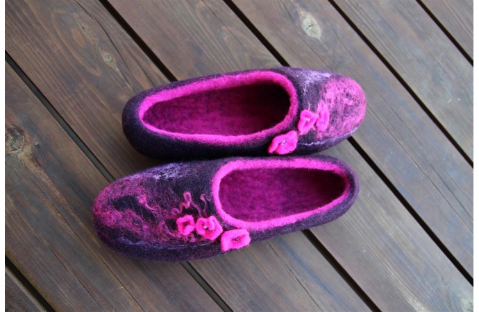 Violetas čības ar ieveltiem zīda gabaliņiem